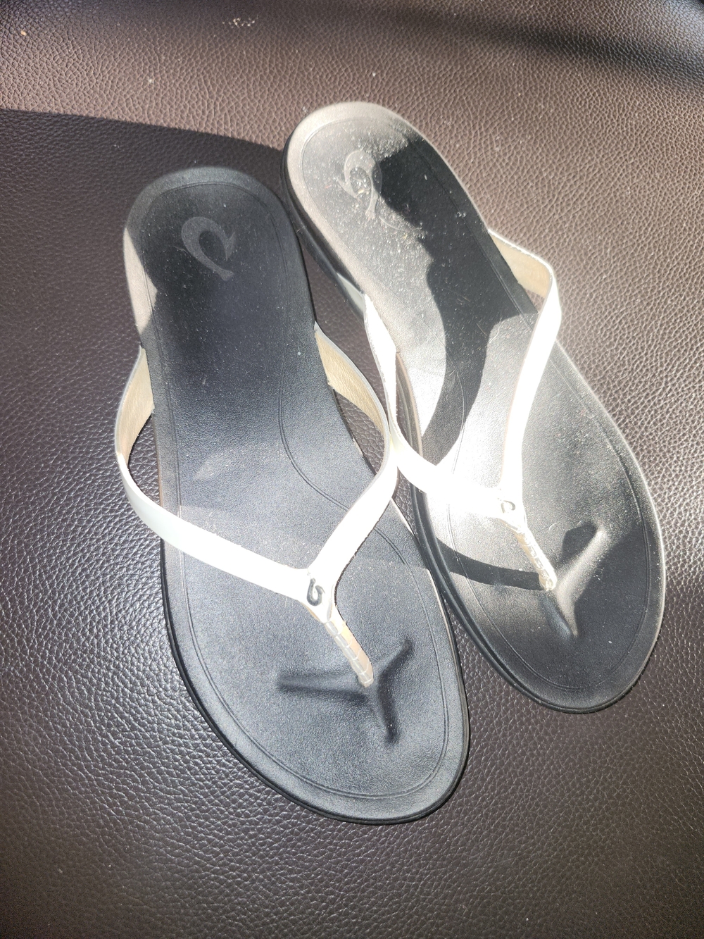 OLUKAI Women's Black  Footbed Flip Flops with White Straps SIZE 10